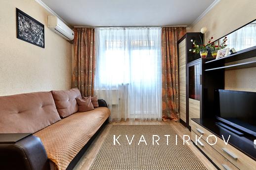 Однокомнатная квартира посуточно , по адресу: ул. Кореновска