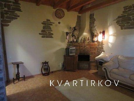 Экзотический дом с камином, красивый, зеленый двор. Евро. Це