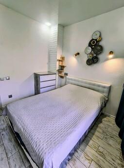 Сучасна, світла квартира- студія, в самому центрі Вишгорода.