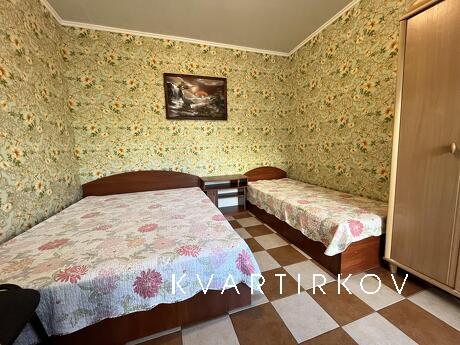 3х-місні окремі кімнати, у кожній кімнаті. холодильник.
Закр