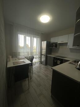 Нова квартира біля метро Харківська, Киев - квартира посуточно