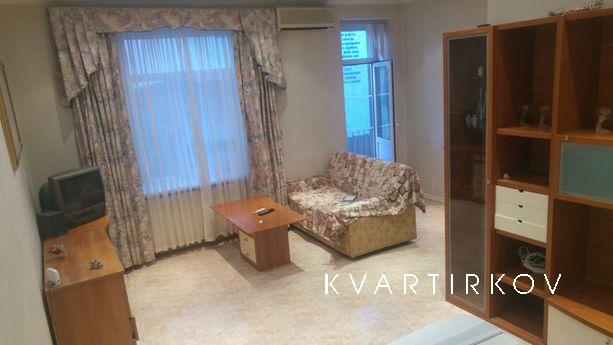 1-комнатная квартира находится на улице Маршала Чуйкова 45. 