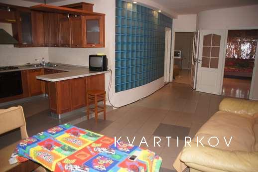 Самый центр города. В 5 минутах ж/д- и автовокзалы. В шагово