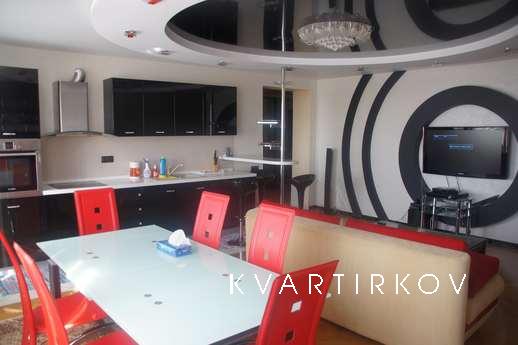 Самый центр города. В 5 минутах ж/д- и автовокзалы. В шагово