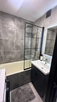 A 2-room apartment (56 m²) is available for rent in the cent