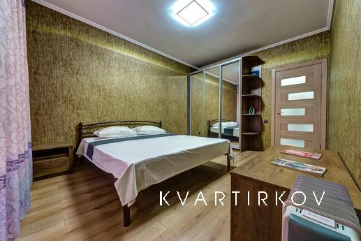 Квартира з великими панорамними вікнами з видом на мегаполіс