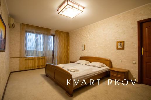 Квартира розташована в центрі Києва за адресою:вулиця Мала Ж