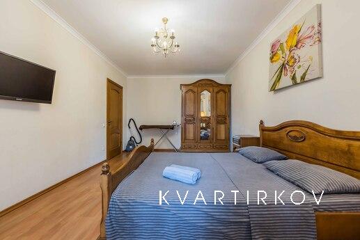 Квартира розташована в престижному районі Києва за адресою: 