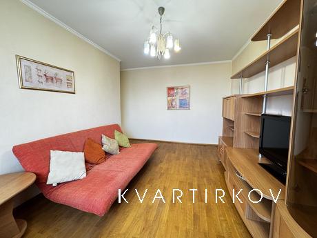 2-к квартира розташована в Києві, на вулиці Лесі Українки 19