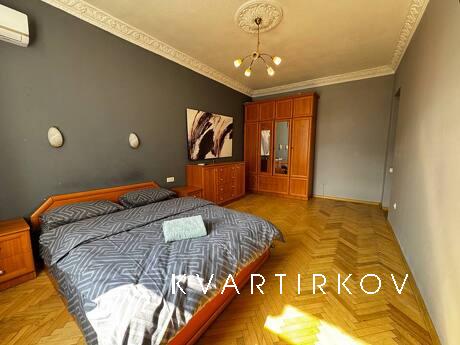 Простора та світла квартира, виконана у сучасному стилі, ств