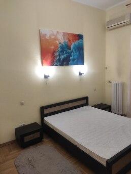 Квартира розташована за адресою вул. Євгена Чикаленка, 21, п