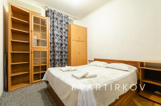 Трикімнатна квартира знаходиться у центрі Києва за адресою:
