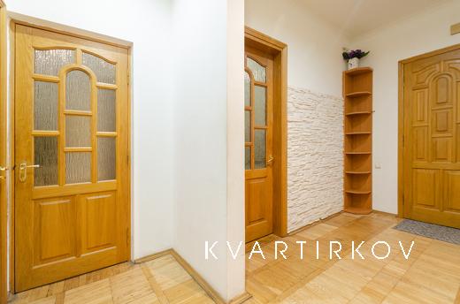 Оренда 3к квартири біля метро Хрещатик, Киев - квартира посуточно