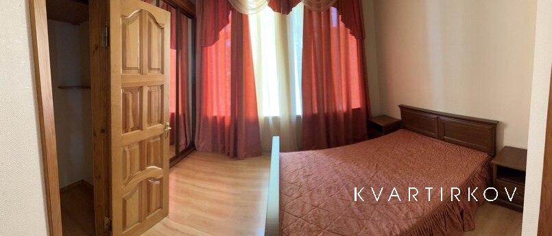 Апартаменти оформлені у сучасному стилі у світлих тонах. Пор