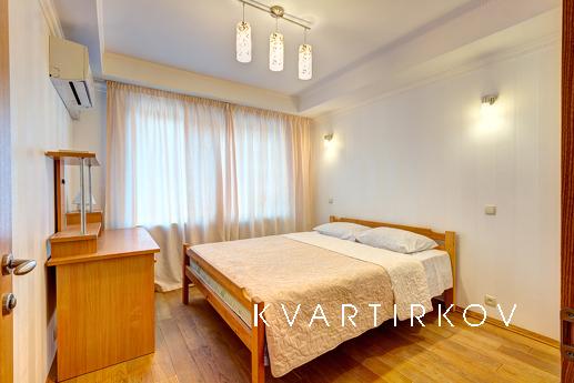 Квартира з трьома кімнатами (2 спальні та вітальня в стилі а