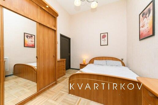 Квартира розташована за адресою вул. Костьольна, 7, поблизу 