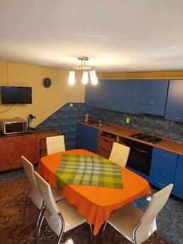 Квартира розташована на першому поверсі приватного будинку з