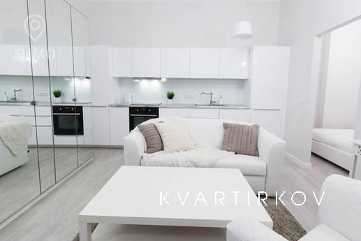 В квартире есть все необходимые удобства: душ, кровать, холо