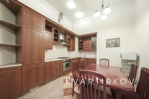 Spacious 2-bedroom flat on Chaykovskogo, Saint Petersburg - apartment by the day