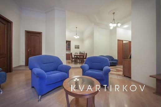 Spacious 2-bedroom flat on Chaykovskogo, Saint Petersburg - apartment by the day