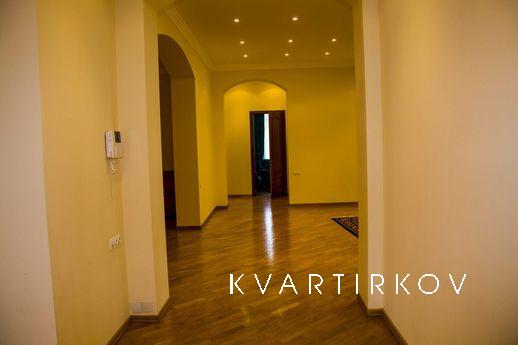 ELITE HOUSE NEAR PARK, Кисловодськ - квартира подобово